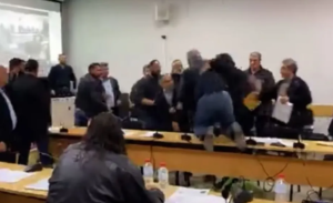 Ο κακός ΧΑΜΟΣ σε δημοτικό συμβούλιο στην Κρήτη! ΠΙΑΣΤΗΚΑΝ ΣΤΑ ΧΕΡΙΑ, vid