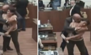 ΧΑΜΟΣ! Δημοτικός σύμβουλος αρπάζει συνάδελφό του και τη…φιλάει στη διάρκεια συνεδρίασης, vid