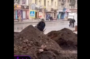 ΧΑΡΑΚΩΜΑΤΑ στο κέντρο του Μπακχμούτ! Ανθρώπινες ασπίδες για τους Ουκρανούς οι κάτοικοι, vid