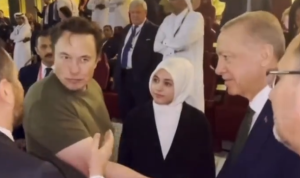 Ο Ερντογάν κρατά…αφύσικα πολλή ώρα το χέρι του Έλον Μασκ, vid