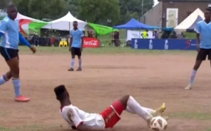 Ποδοσφαιριστές ξάπλωσαν ταυτόχρονα στον αγωνιστικό χώρο και έφαγαν γκολ – Δείτε βίντεο με το… ανεξήγητο φαινόμενο