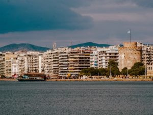 Το ριξαν στο γλέντι από νωρίς στους δρόμους της Θεσσαλονίκης με ψησταριές και ηχεία, vid