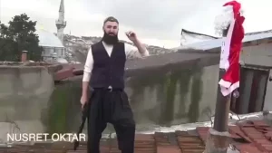 Ισλαμιστής περιμένει στην στέγη για να διώξει προς την Ελλάδα τον Άγιο Βασίλη…