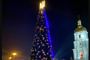 Το πρωί ΠΥΡΑΥΛΟΙ, το βράδυ ΠΑΡΤΙ και φωταγωγήσεις δέντρων με ΓΕΝΝΗΤΡΙΕΣ στο “εμπόλεμο” Κίεβο, vid