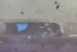 Συγκλονιστικό βίντεο: Κάμερα κατέγραψε την στιγμή που ανεμοστρόβιλος σαρώνει τα πάντα στο πέρασμά του