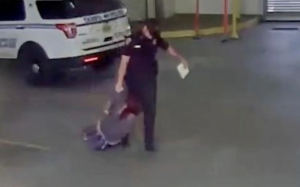 Απέλυσαν αστυνομικό γιατί έσυρε στο πάτωμα γυναίκα με χειροπέδες, vid