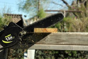 ΤΡΕΛΑΘΗΚΕ Ο ΚΟΣΜΟΣ! Πολίτης πήγε να σφάξει με πριόνι εργαζόμενη του δήμου Βόλου
