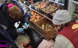 ΑΙΜΟΦΥΡΤΟ ΠΑΙΔΙ μετά από νέο νατοϊκό χτύπημα στο κέντρο του Ντονέτσκ, vid