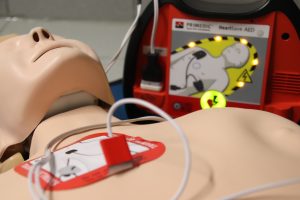 Δράμα: Εξωτερικοί απινιδωτές σώζουν ζωές και μετατρέπονται σε «έξυπνες» συσκευές