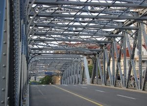 Ένας νεκρός σε καραμπόλα με δεκάδες οχήματα σε κινεζική γέφυρα που είχε βυθιστεί στην ομίχλη, VID