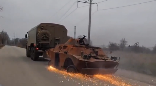 Εντυπωσιακό: Το ρωσικό KRAZ σέρνει κατεστραμμένο ουκρανικό BRDM! vid