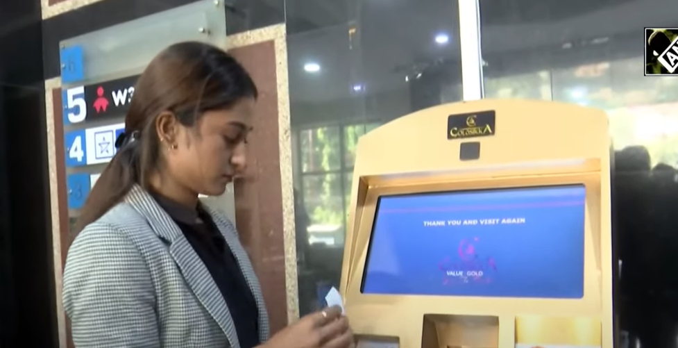 Ενώ εμάς μας ΦΤΩΧΑΙΝΟΥΝ, η Ινδία απέκτησε το πρώτο «ATM χρυσού» – Δίνει ΧΡΥΣΑ νομίσματα, ΔΕΙΤΕ