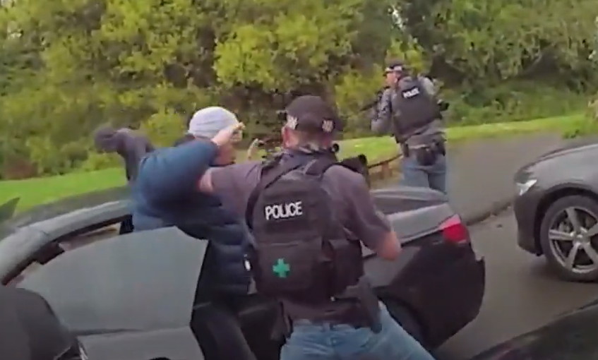 Βίντεο: Καρέ-καρέ η σύλληψη συμμορίας στη Βρετανία- Τους έπιασαν πριν κάνουν κακό