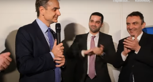 Πήγαν να ΣΠΑΣΟΥΝ ΤΑ ΔΑΚΤΥΛΑ από το χειροκρότημα στο Μητσοτάκη, απίστευτο!! vid