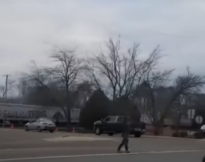 Σοκαριστική σύγκρουση τρένου με φορτηγό προκαλεί χάος (+video)