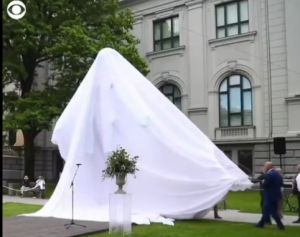 3,2,1 έβγαλαν το κάλυμμα!!! Τι άγαλμα φάνηκε;;;