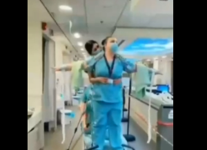 Όλα ένα «θέατρο»! Δείτε γιατρούς σε νοσοκομείο