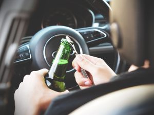 Είστε μεθυσμένοι; Πρόστιμο ακόμα και αν στέκεστε δίπλα στο αυτοκίνητό σας!