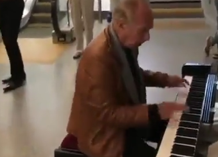 ΕΤΣΙ ΑΠΛΑ! Ηλικιωμένος με το πιάνο του προσφέρει χαμόγελα σε σταθμό μετρό, vid