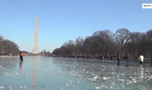 ΒΙΝΤΕΟ: Πατινάζ πάνω στην παγωμένη λόγω ψύχους ανακλαστική πισίνα της Ουάσινγκτον