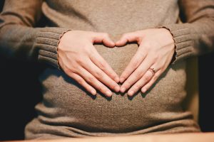 Ποιές γυναίκες έχουν μεγαλύτερες πιθανότητες να έχουν προβλήματα υγείας κατά την εγκυμοσύνη και τον τοκετό;