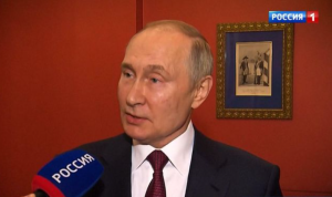 ΒΙΝΤΕΟ: Όταν ο Βλαδίμηρος προσέφερε λουλούδια μέχρι και στη γυναίκα του Μακρόν