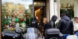 Ένοπλη ληστεία σε κατάστημα της Rolex στην ΚΑΡΔΙΑ της Αθήνας -Άρπαξαν 20 ρολόγια, τραυμάτισαν τον φύλακα