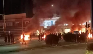 Επεισόδια από Ρομά στο Αγρίνιο: Έκαψαν κάδους και πετούσαν πέτρες σε αστυνομικούς (εικόνες & βίντεο)