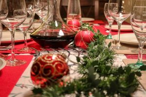 Κομψοί και οικονομικοί τρόποι για να στολίσεις το γιορτινό τραπέζι