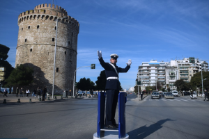 Ο τροχονόμος επιστρέφει την παραμονή Πρωτοχρονιάς με το βαρέλι του στον Λευκό Πύργο