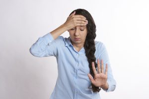 Ποια ώρα της ημέρας “φουντώνει” το άγχος – Χρήσιμες συμβουλές για να περνάτε πιο ήρεμα πρωινά