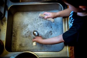 Γιατί πρέπει να πλένουμε τα πιάτα με ζεστό νερό – Οι 4 λόγοι