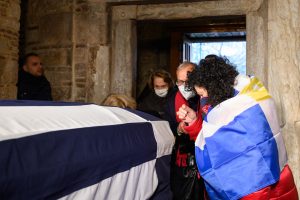 Κηδεία Κωνσταντίνου: Στην Μητρόπολη οι γιοι του – Χαιρέτησε το πλήθος ο Παύλος [βίντεο]