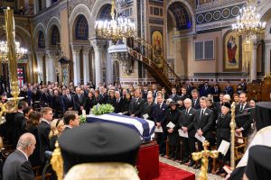 ΤΡΙΓΜΟΙ στην ΝΔ!!! Για αυτό «ΕΤΡΕΞΑΝ» στην κηδεία του τέως ΒΑΣΙΛΙΑ βουλευτές! vid
