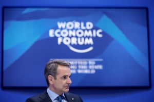 Έκθεση για τα…θύματα της Ουκρανίας επισκέφθηκε στο Davos το ζεύγος Μαρέβα-Μητσοτάκη