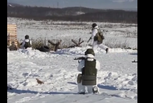 Εκπαίδευση Ρώσων ΕΠΙΣΤΡΑΤΩΝ σε πολικό σκηνικό χιλιάδες χιλιόμετρα από το μέτωπο, vid