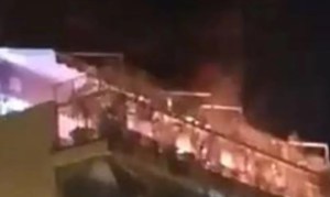 Άναψαν πυροτεχνήματα στο μπαλκόνι και «λαμπάδιασαν» την τέντα τους, vid