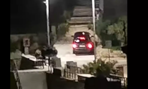 Απίστευτο κι όμως ελληνικό! Οδηγός προσπάθησε να ανέβει σκαλιά με… το αυτοκίνητο, vid