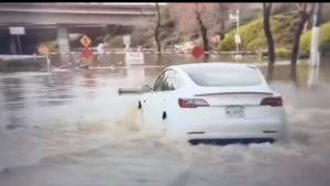 ΒΙΝΤΕΟ: Αυτόματο Tesla προχωράει μόνο του σε πλημμυρισμένο δρόμο