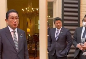 Ιάπωνας αξιωματούχος ακούει τα εξ αμάξης  επειδή τόλμησε να…βάλει τα χέρια στις τσέπες – vid