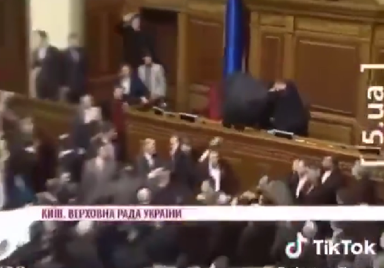 Όταν πριν από χρόνια άνοιγαν…ομπρέλες στην ουκρανική Βουλή για να γλιτώσουν το ξύλο και τα αυγά, vid