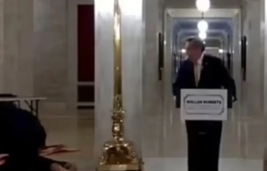 «Τα άκουσε» υποψήφιος πρόεδρος των ΗΠΑ που αδιαφόρησε για τη σύζυγό του που λιποθύμησε, vid