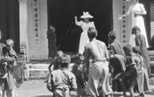 Απόσπασμα ΝΤΡΟΠΗΣ από το 1900! Πετούσαν νομίσματα σε πάμφτωχα παιδιά, vid