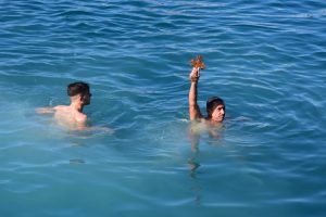 Χανιά-Θεοφάνια: 8χρονος βούτηξε για τον σταυρό με τον μπαμπά του παρά το κρύο νερό, vid