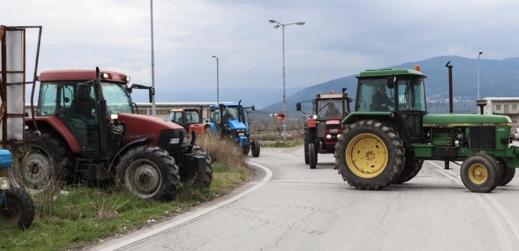 Αγρότες: Στήνουν μπλόκα με τα τρακτέρ