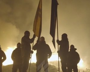 Το ουκρανικό τάγμα “AZOV” γιορτάζει την “ημέρα των νεκρών” σε μία απόκοσμη τελετή, vid
