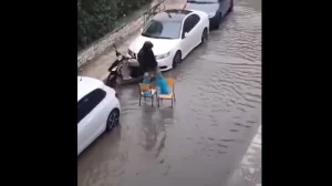 ΑΤΤΙΚΗ: Δείτε απίστευτη πατέντα που έκανε για να περάσει τον πλημμυρισμένο δρόμο – Δεν θα το πιστεύετε!!!