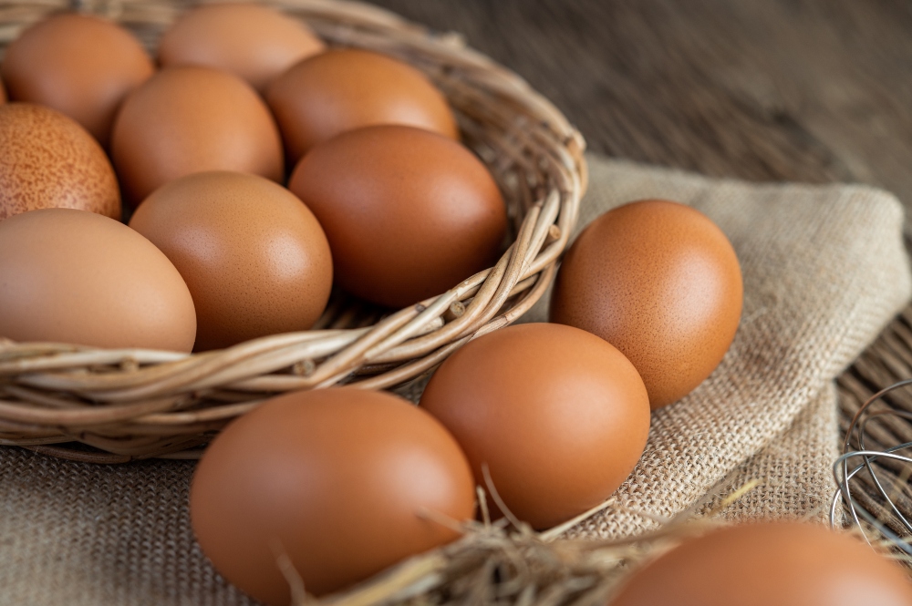 Όχι τα εμβόλια, αλλά «τα αυγά προκαλούν τους ΘΡΟΜΒΟΥΣ» – Έβαλαν «ειδικούς» να το πουν