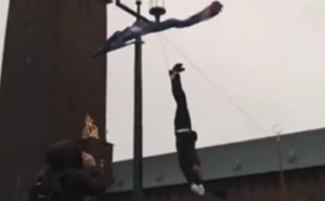 «Κρέμασαν ανάποδα» τον Ερντογάν και προκάλεσαν διπλωματικό επεισόδιο Σουηδίας-Τουρκίας, vid