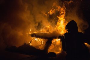 Γαλλία: Διαδηλωτές έβαλαν φωτιά μέχρι και σε γερανό… Οι ανακοινώσεις Μακρόν για να περιορίσει το χάος (video)